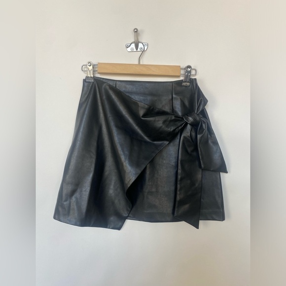 NWOT Wilfred‎ Aritzia Black Faux Leather Wrap Front
Mini Skirt Vegan Soft Size 0 - Picture 4 of 11